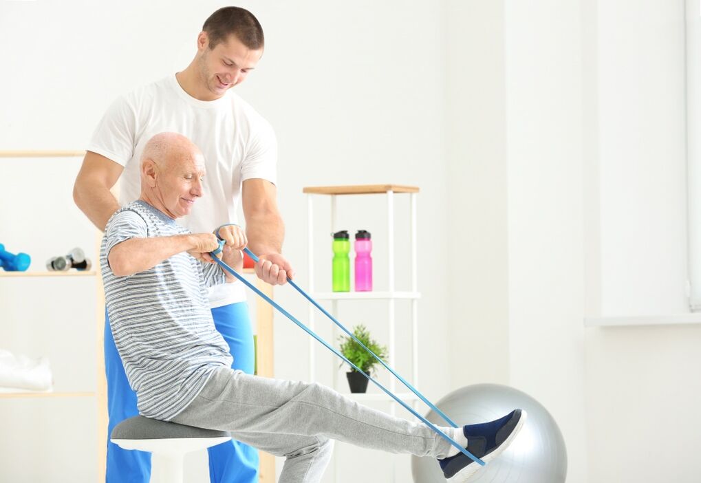 Coxarthrosis therapy in an elderly person using sports therapy